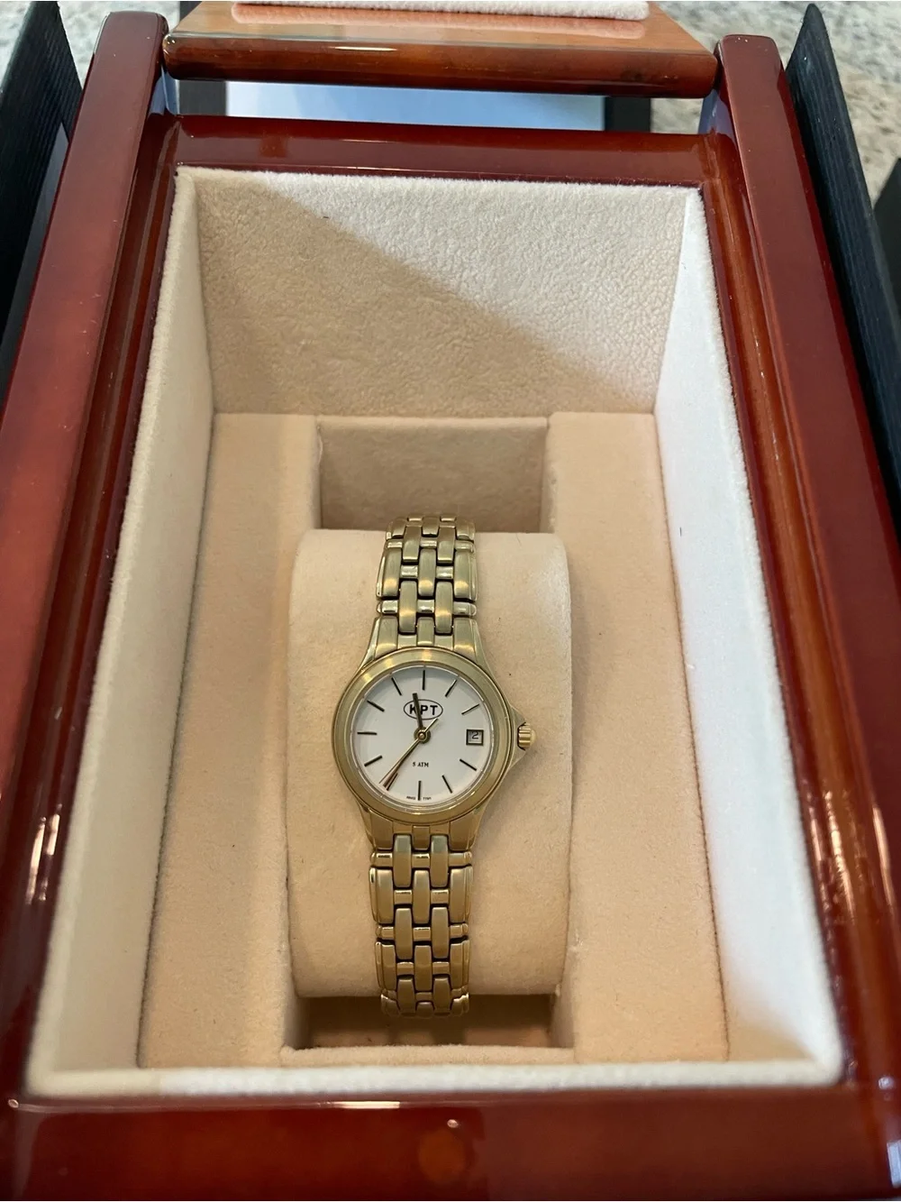 Gold-Tone Women’s Bracelet Watch with White Dial Quartz and stainless steel